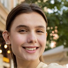 Karolína, kurýrka na kole